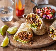 Frischer mexikanischer Burrito mit Rindfleisch, Reis und Bohnen