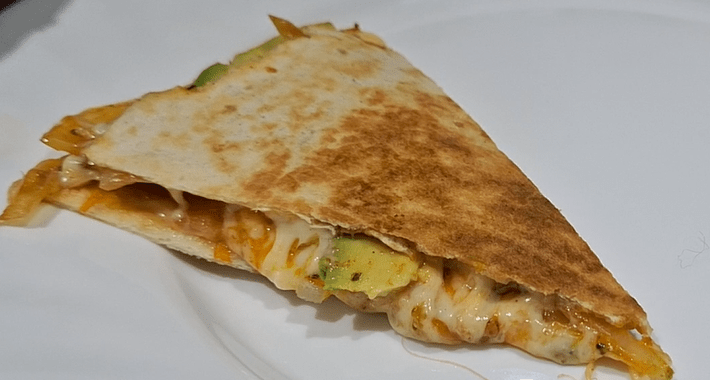 Leckere Quesadilla 🌱🥑🥕 - Eine exquisite Kombination aus karamellisierter Zwiebel, knusprigem Brokkoli,